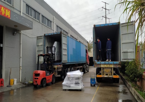 Încărcarea a două containere înainte de vacanța de Anul Nou în China